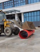 <b>铲车重压测试！河南贤道聚乙烯隧道逃生管：抗冲击耐压性能拉满</b>